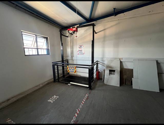 530M² WAREHOUSE TO LET IN STRIJDOMPARK